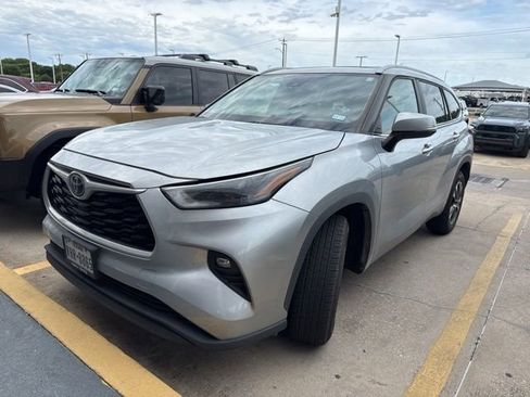 Used 2023 Toyota Highlander XLE FWD image 3