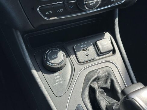 Used 2022 Jeep Cherokee Latitude Lux image 28