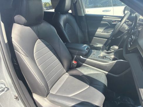 Used 2023 Toyota Highlander XLE AWD/4WD image 7