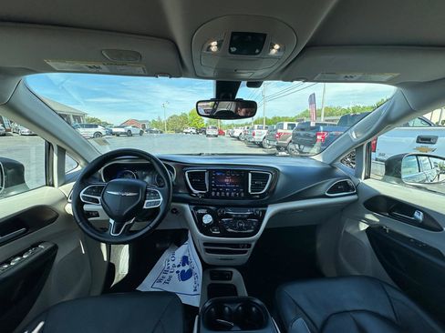 Used 2017 Chrysler Pacifica Touring-L FWD image 11