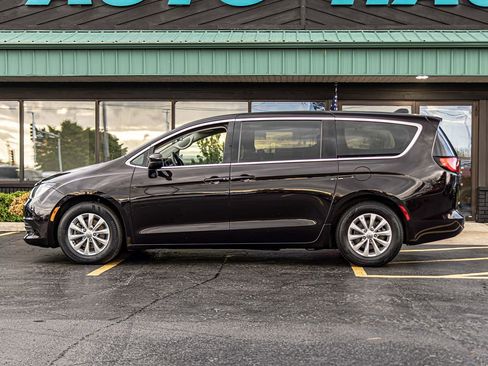 Used 2018 Chrysler Pacifica LX w/ Tire & Wheel Group FWD image 6