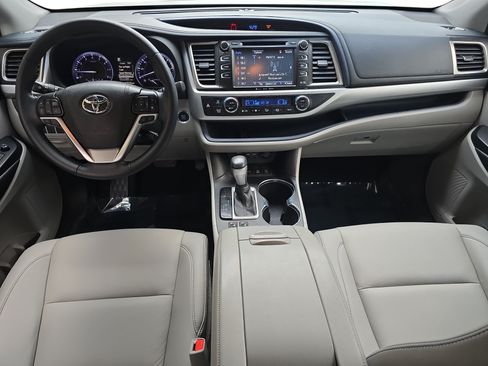 Used 2019 Toyota Highlander XLE AWD/4WD image 9
