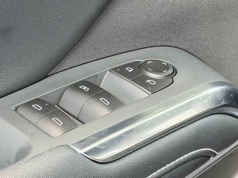 Used 2025 Chevrolet Traverse LT FWD image 11