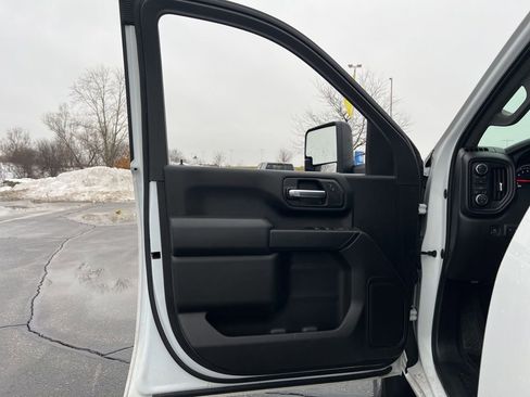 Used 2022 Chevrolet Silverado 2500 Custom w/ Custom Value Package image 9