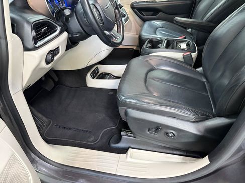Used 2017 Chrysler Pacifica Touring-L FWD image 23