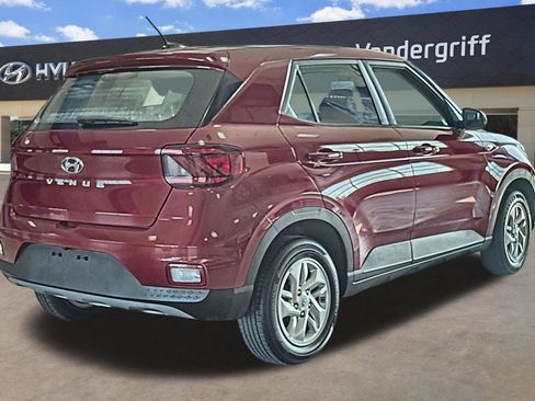 Used 2025 Hyundai Venue SE FWD image 2