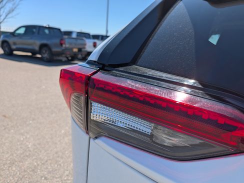 Used 2022 Toyota RAV4 XLE AWD/4WD image 17