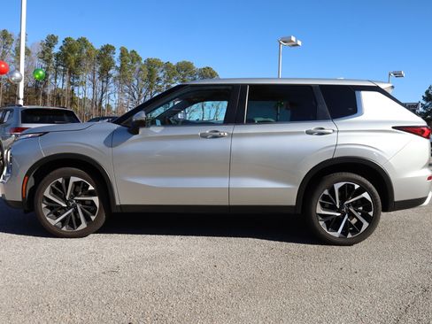 Used 2023 Mitsubishi Outlander SE image 2
