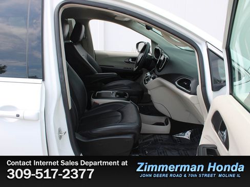 Used 2023 Chrysler Pacifica Touring-L FWD image 21