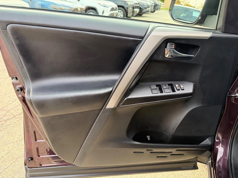 Used 2018 Toyota RAV4 XLE AWD/4WD image 19