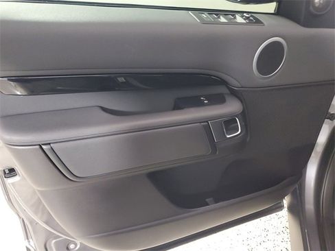 Used 2017 Land Rover Discovery SE image 18