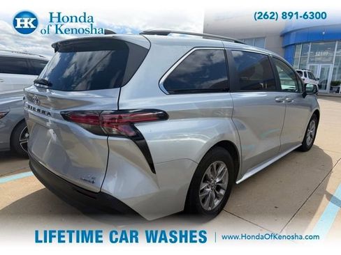 Used 2021 Toyota Sienna LE AWD/4WD image 2