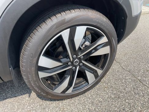 Used 2025 Volvo XC40 B5 Plus AWD/4WD image 10