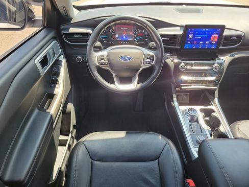 Used 2022 Ford Explorer Limited w/ Equipment Group 301A AWD/4WD image 11