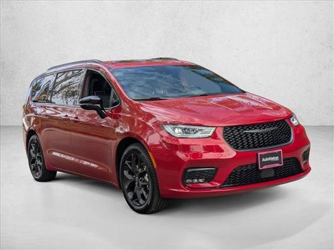 New 2026 Chrysler Pacifica Limited image 8