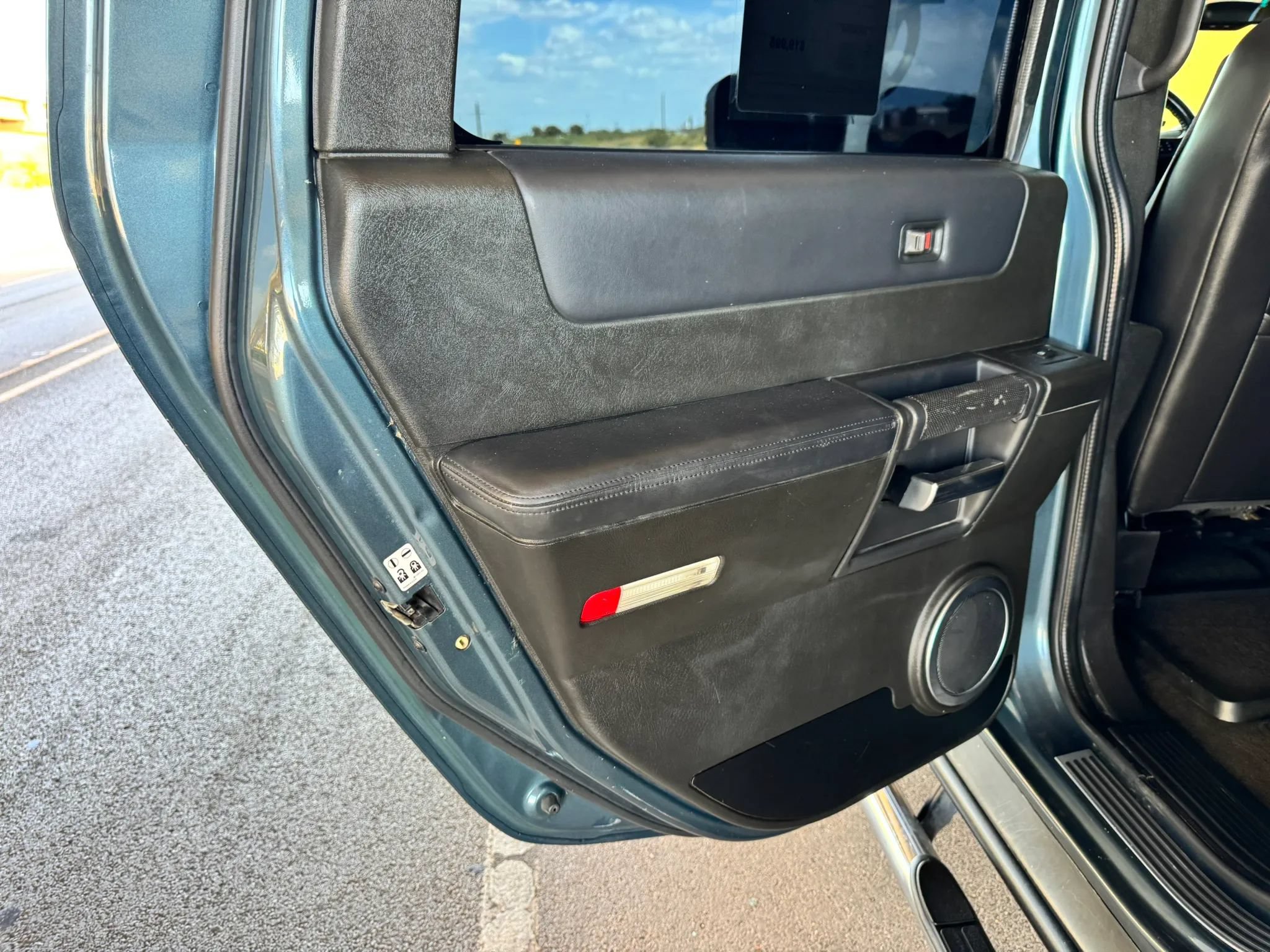 Used 2005 HUMMER H2 SUT w/ Preferred Equipment Group AWD/4WD image 19