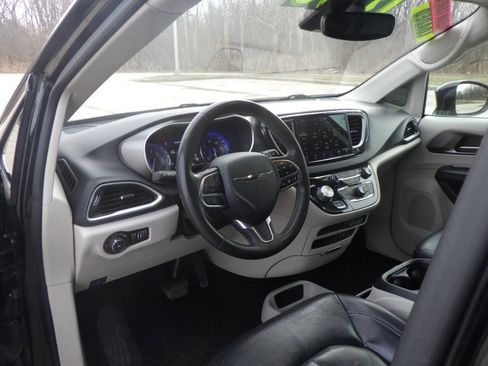 Used 2022 Chrysler Pacifica Touring-L FWD image 22