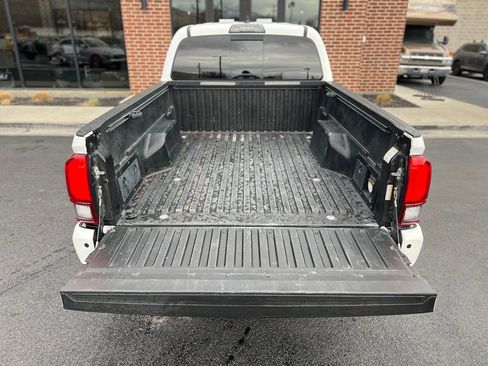 Used 2018 Toyota Tacoma TRD Off-Road w/ Technology Package image 26