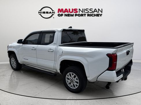 Used 2024 Toyota Tacoma SR5 AWD/4WD image 7