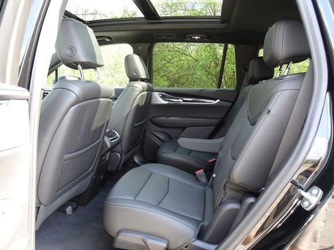 Used 2025 Cadillac XT6 Premium Luxury image 15