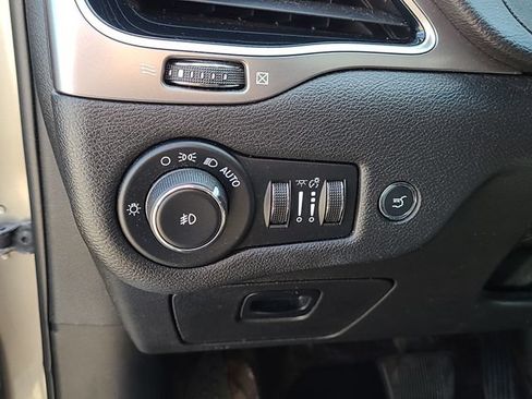 Used 2019 Jeep Cherokee Limited w/ Technology Group AWD/4WD image 14