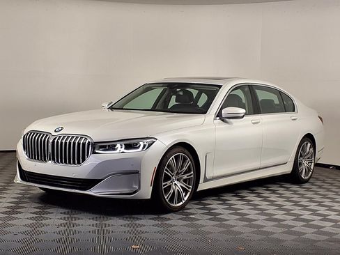 Used 2022 BMW 740i w/ Premium Package RWD image 3