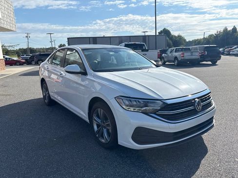 Used 2024 Volkswagen Jetta SE w/ Panoramic Sunroof Package FWD image 11