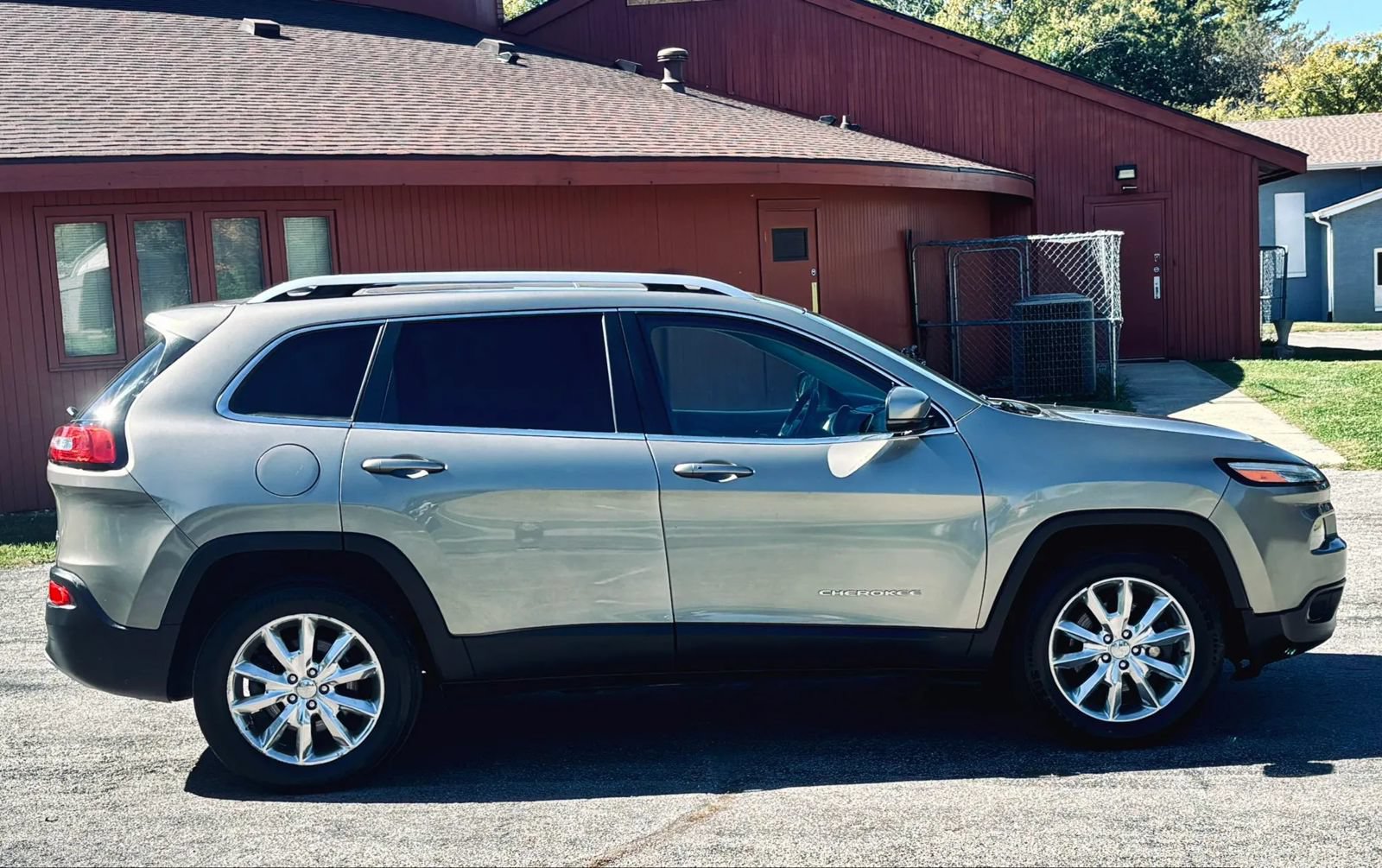 Used 2017 Jeep Cherokee Limited w/ Trailer Tow Group AWD/4WD image 2