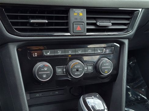 Used 2024 Volkswagen Taos SE image 20