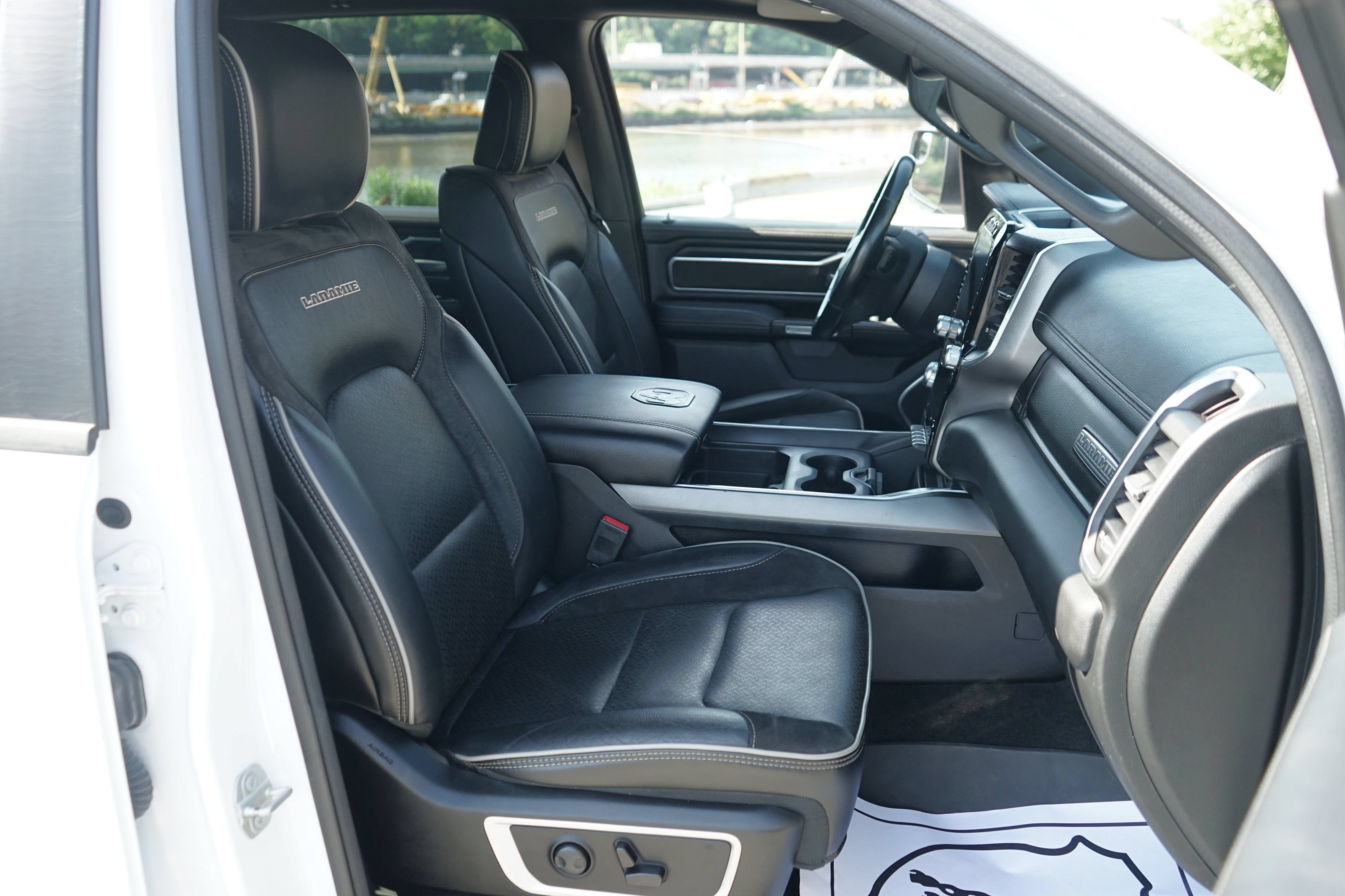 Used 2023 RAM 1500 Laramie AWD/4WD image 38