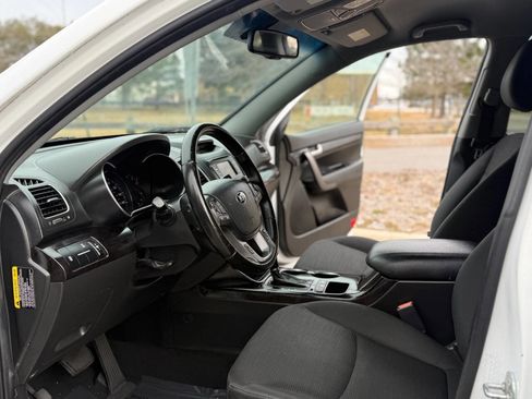 Used 2014 Kia Sorento LX image 16