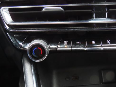 Used 2025 Chevrolet Traverse LT image 30