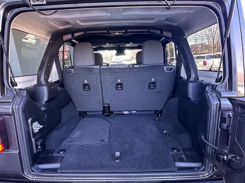Used 2025 Jeep Wrangler Sahara image 11