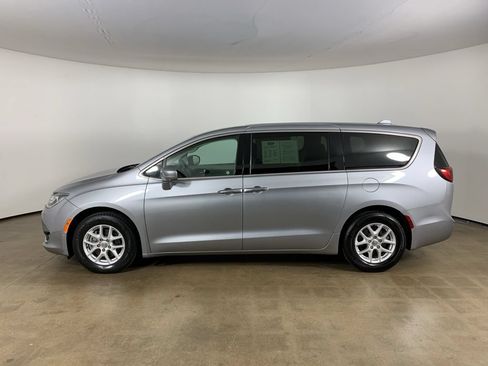 Used 2020 Chrysler Pacifica Touring w/ Advanced Safetytec Group FWD image 17