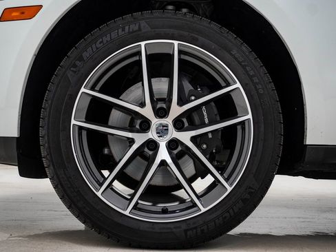 Certified 2025 Porsche Macan image 13