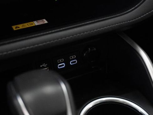 Used 2023 Toyota Highlander XLE FWD image 17