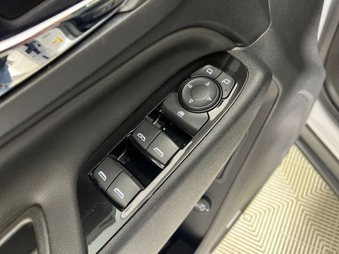 Used 2023 Chevrolet Equinox Premier image 11