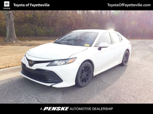 Used 2018 Toyota Camry LE image 1