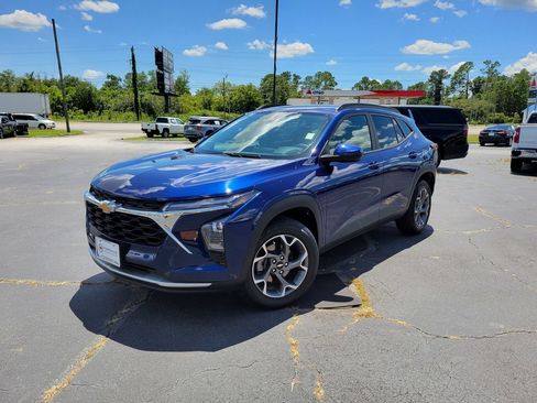 Used 2024 Chevrolet Trax LT FWD image 2