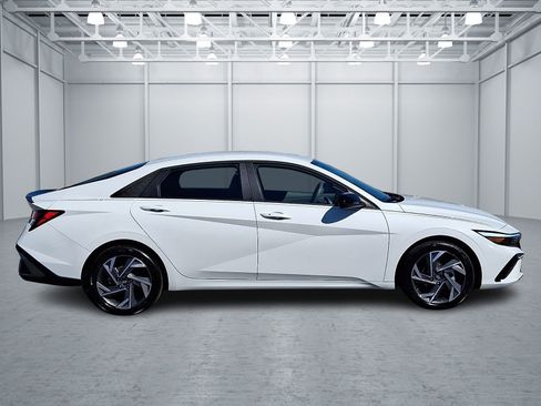 Certified 2025 Hyundai Elantra Sport FWD image 7