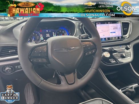 Used 2025 Chrysler Pacifica Limited image 16