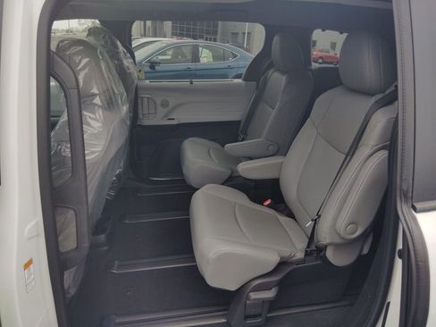 New 2026 Toyota Sienna XLE image 8