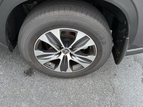 Used 2023 Toyota Highlander XLE FWD image 40