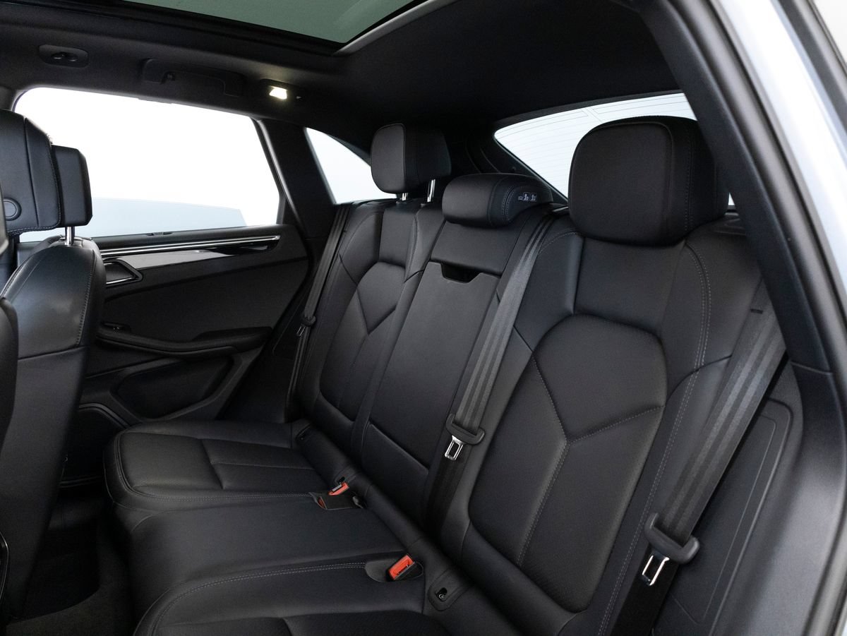 Certified 2024 Porsche Macan AWD/4WD image 31
