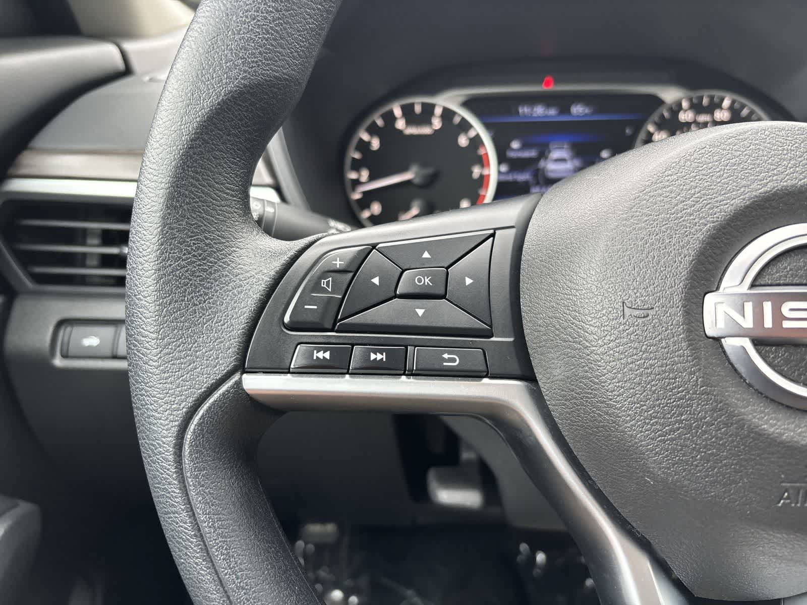 Used 2025 Nissan Altima 2.5 SV FWD image 14