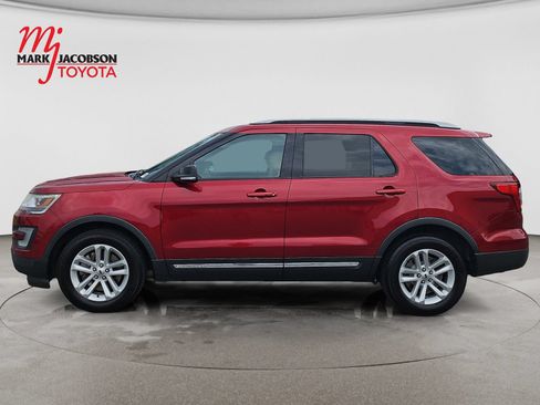 Used 2017 Ford Explorer XLT w/ Equipment Group 202A FWD image 13