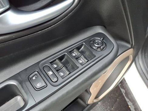 Used 2016 Jeep Renegade Limited w/ Safety & Security Group FWD image 9