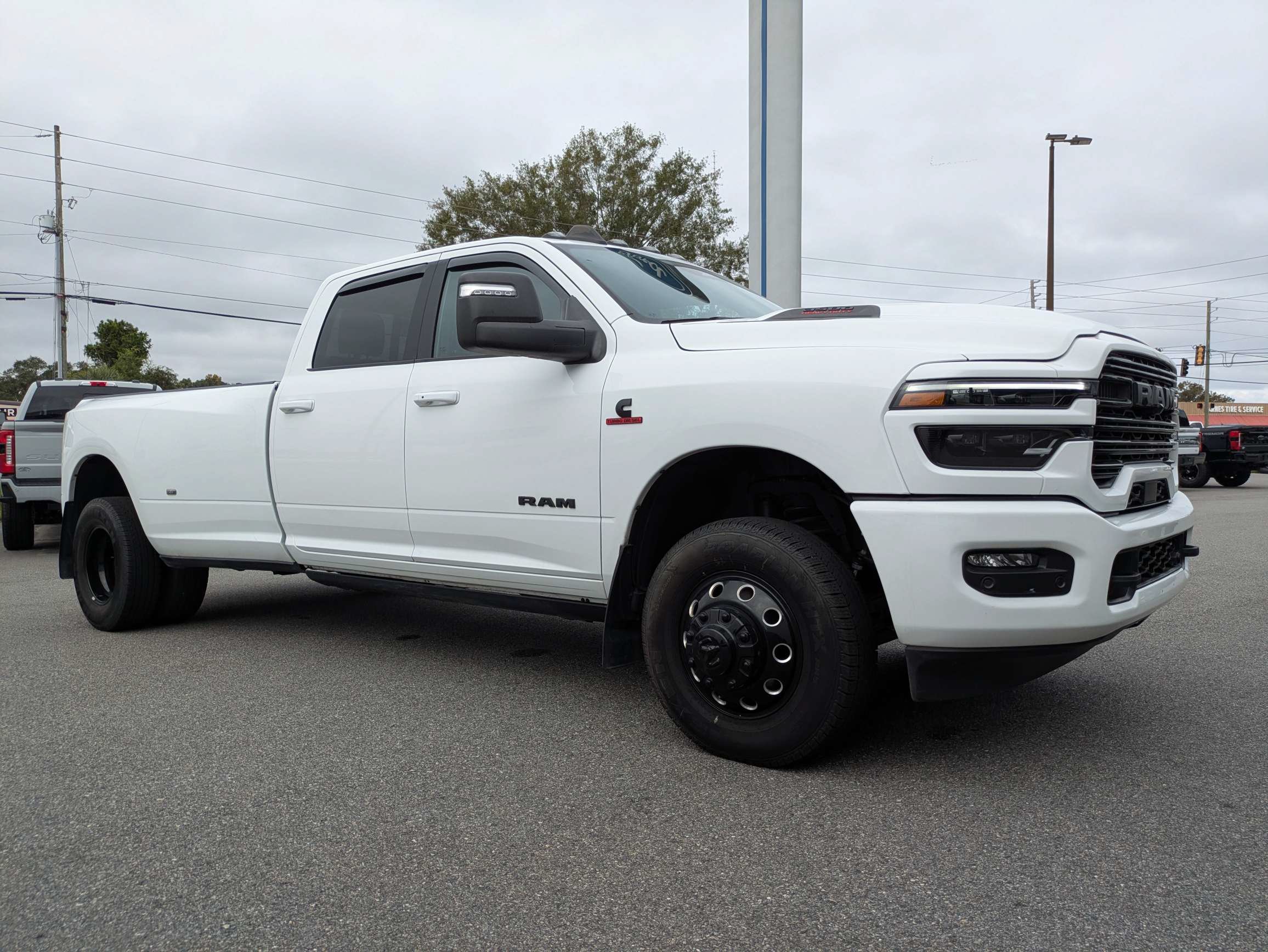 Used 2025 RAM 3500 Laramie AWD/4WD image 2