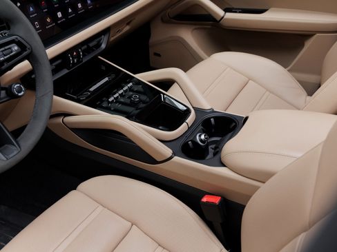 Used 2026 Porsche Cayenne GTS image 23