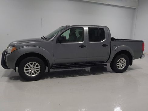 Used 2017 Nissan Frontier SV image 2